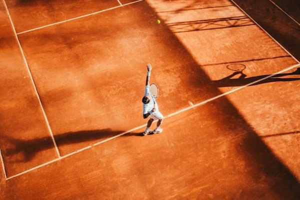 Comment les stratégies de récupération active affectent-elles la performance des joueurs de tennis ?